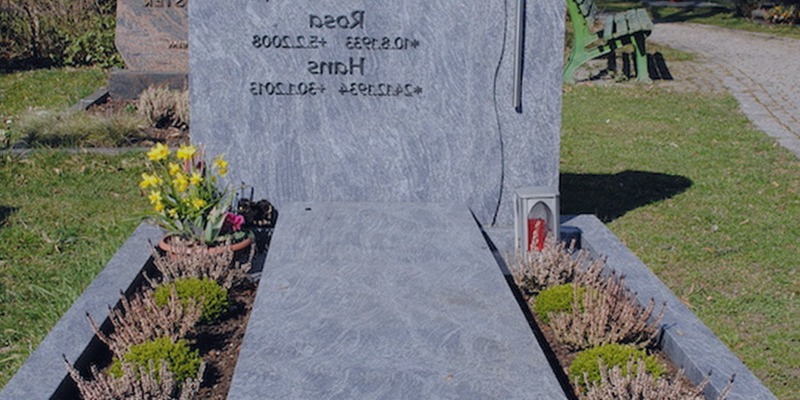 Lápidas en mármol que hablan con serenidad y homenaje en Reus Lápidas en mármol que hablan con serenidad y homenaje en Reus